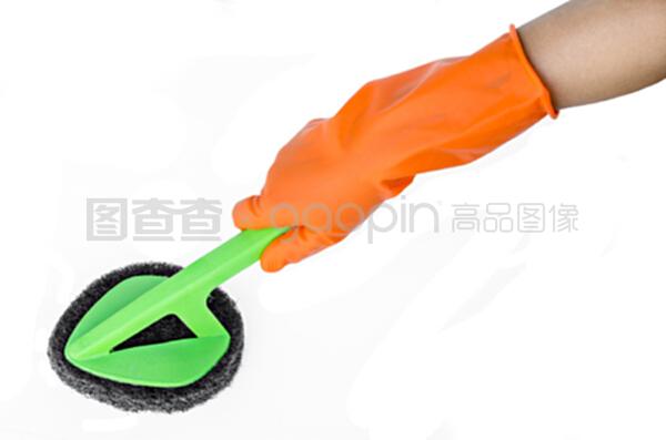 用刷子清潔橙色手套的手。